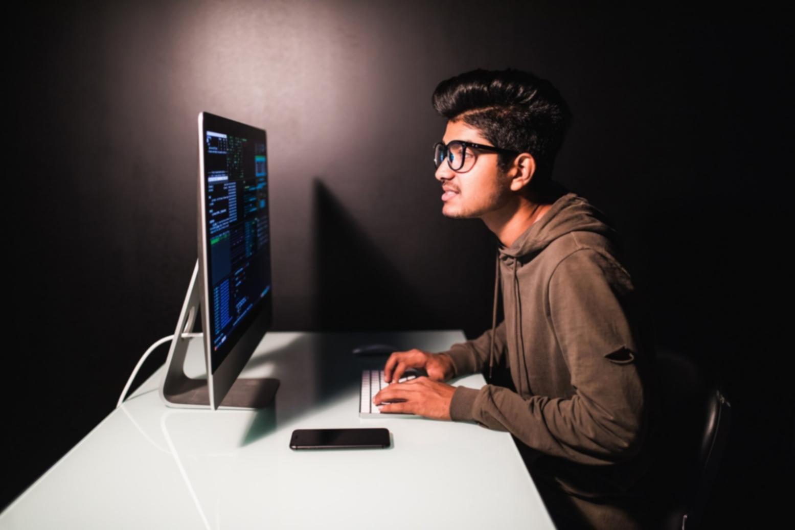 Yavoraisora Team bei der Arbeit an KI-Performance-Monitoring-Lösungen